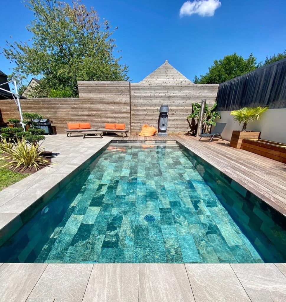 Piscine creusée dans un jardin